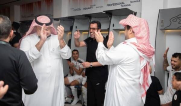 احتفال طلال آل الشيخ مع رئيس الشباب بالفوز