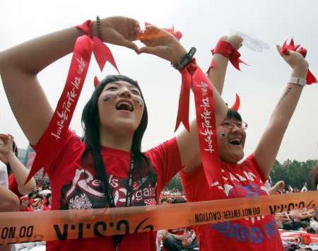 مشجعوا كوريا الجنوبية قبل مباراتهم مع توجو اليوم 