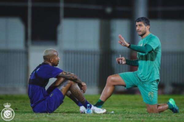 مدرب النصر بيدرو إيمانويل والنجم البرازيلي تاليسكا