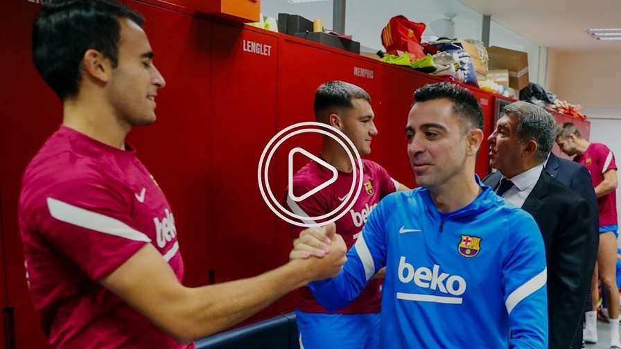 تشافي يصافح لاعبي برشلونة