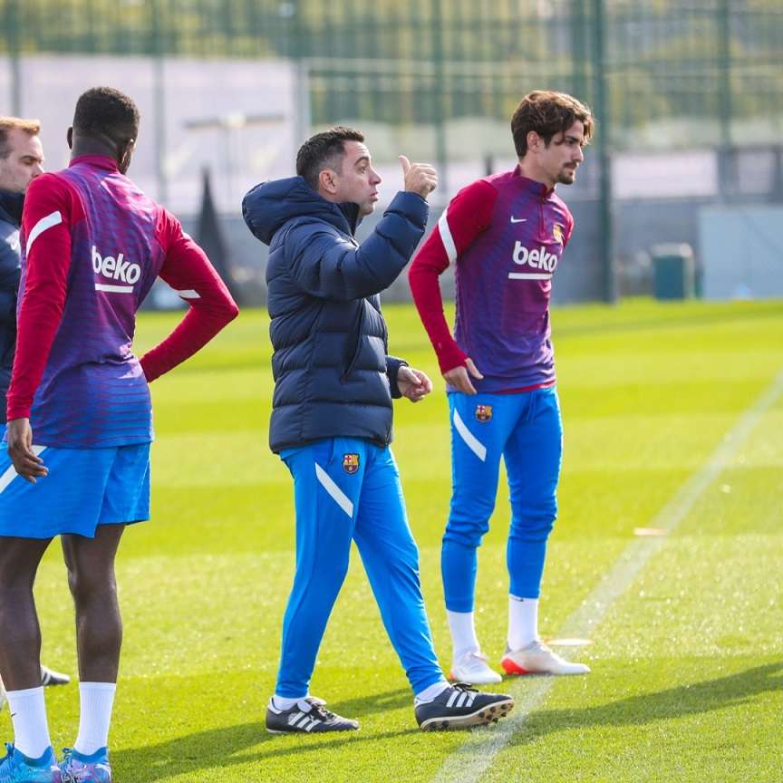  تشافي خلال قيادته لتدريبات برشلونة