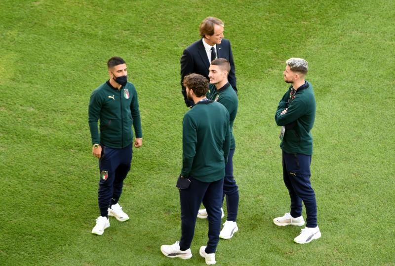 مانشيني رفقة لاعبي إيطاليا