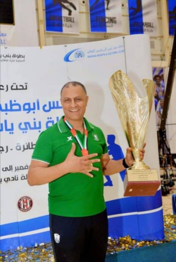 رياض الهذيلي مع كاس بطولة بني ياس