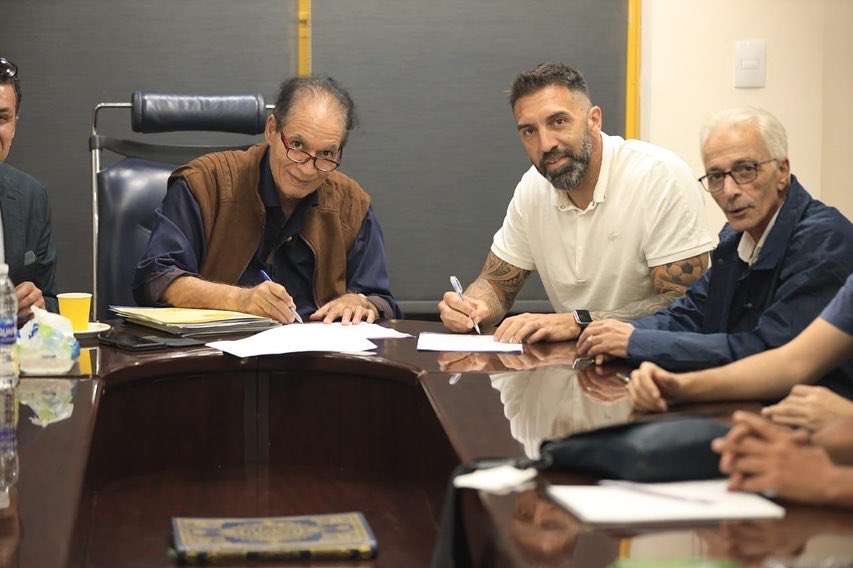خوان براون أثناء توقيعه للإسماعيلي