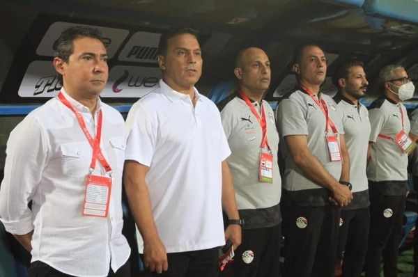 بركات مع الجهاز الفني لمنتخب مصر