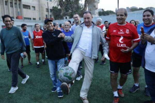 الخطيب يداعب الكرة
