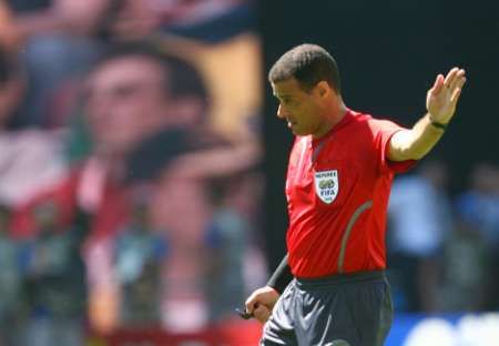 الحكم المصرى عصام عبدالفتاح فى لقطة أثناء أدارته لمباراة استراليا واليابان 