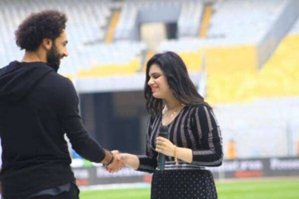 صلاح يصافح إحدى عضوات الفرقة