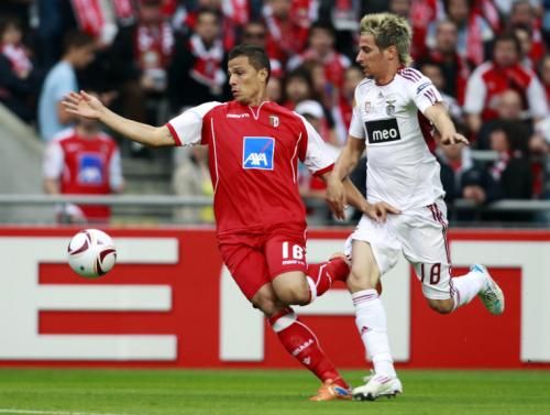 2011-05-052011-05-05t203410z_01_mad300_rtridsp_3_soccer-europa_reuters