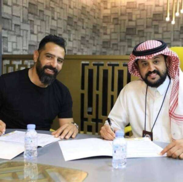 من توقيع العقود