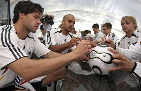 2006-06-11t123039z_01_ber98_rtridsp_2_sport-soccer-world