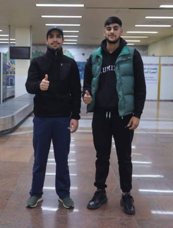 الآي علي علي اليسار وبلند عمر على اليمين 