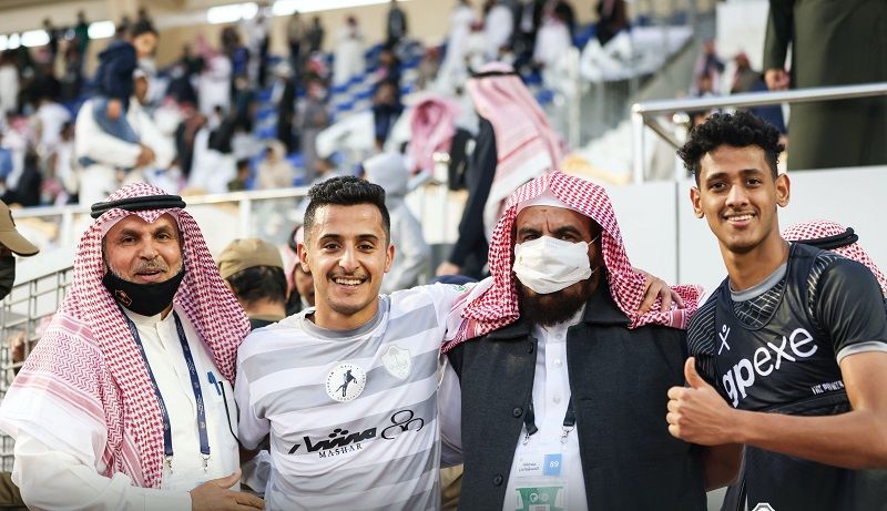 تركي الضبعان يحتفل مع اللاعبين بالفوز على الفتح