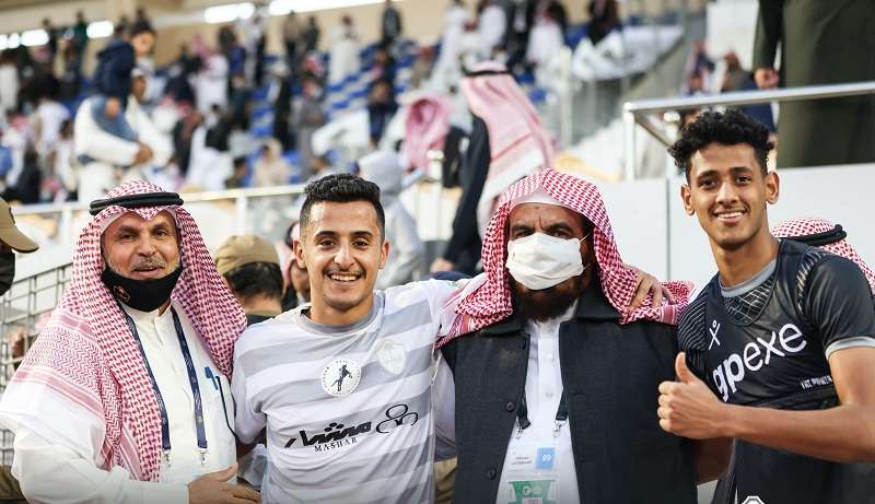 تركي الضبعان يحتفل مع اللاعبين بالفوز على الفتح