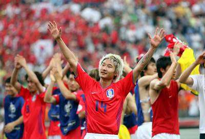 لاعبو كوريا الجنوبية يحتفلون بالفوز