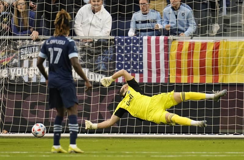 2021-11-20t225922z_126200394_mt1usatoday17201489_rtrmadp_3_mls-playoffs-round-one-vancouver-whitecaps-fc-at-sporting-kansas-city_reuters