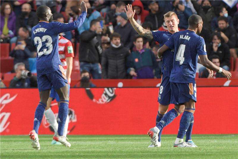 كروس مع لاعبي الريال 