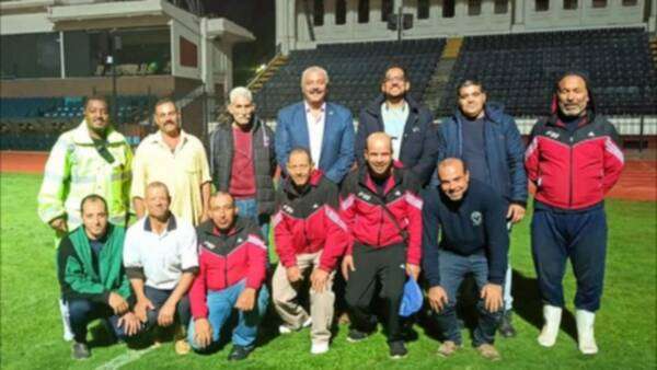 دياب مع طاقم عمل ستاد الإسكندرية