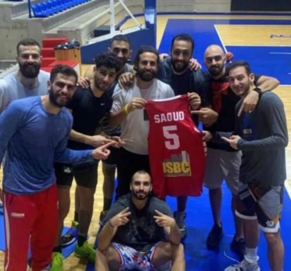 أمير سعود مع لاعبي لبنان