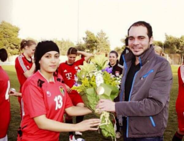  أبو قشة في لقطة تذكارية مع الأمير علي  - أرشيفية