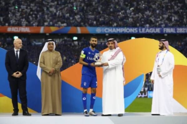 سلمان الفرج يتسلم جائزة اللعب النظيف 