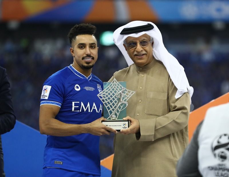 الشيخ سلمان يتوج سالم الدوسري بجائزة أفضل لاعب