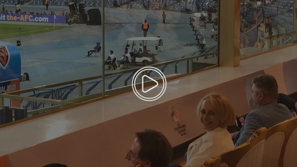 القائم بأعمال السفارة الأميركية تتابع المباراة