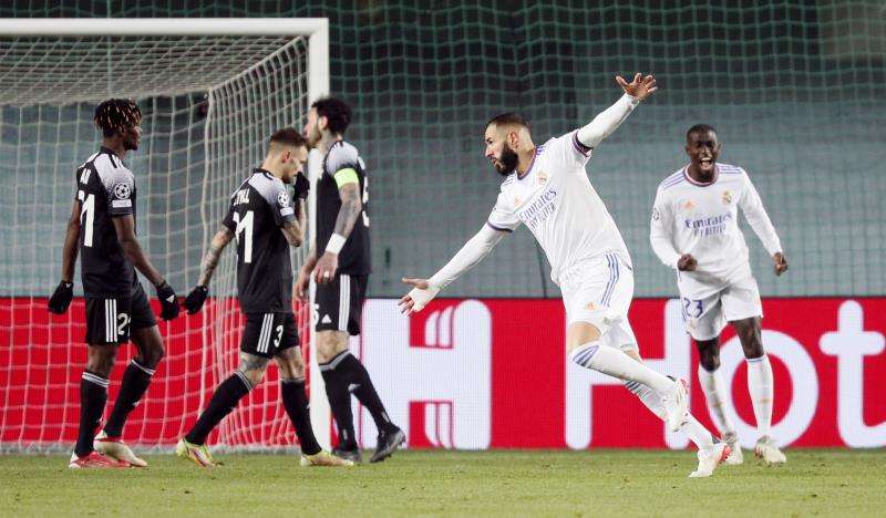 فرحة بنزيما بالهدف الثالث