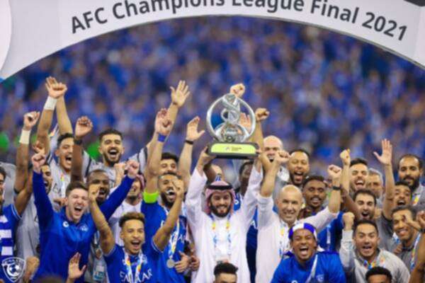 رئيس الهلال يحمل كأس البطولة