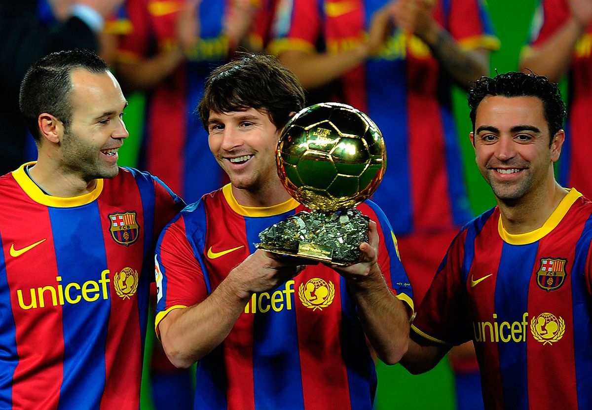 messi-xavi-e-iniesta-con-el-balon-de-oro