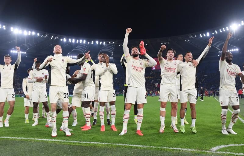 جيرو مع لاعبي ميلان