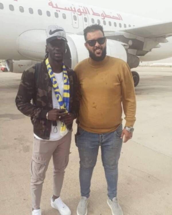 تالا نداي في المطار