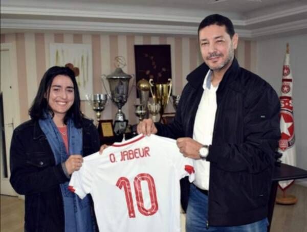 ماهر القروي يسلم أنس جابر القميص 