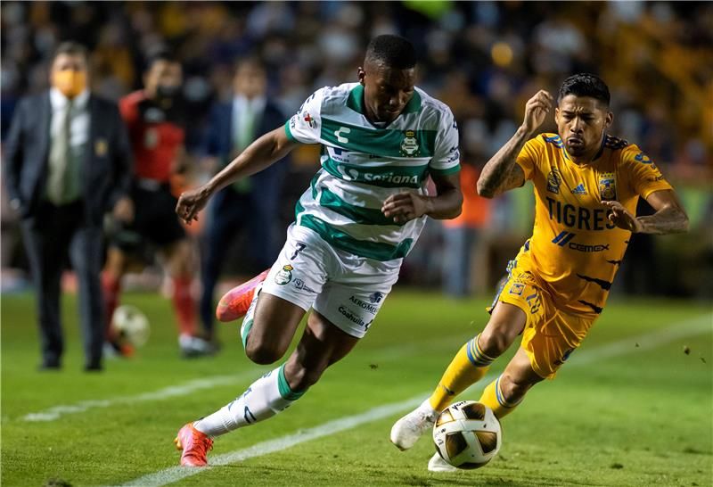 من لقاء تيجيريس وسانتوس