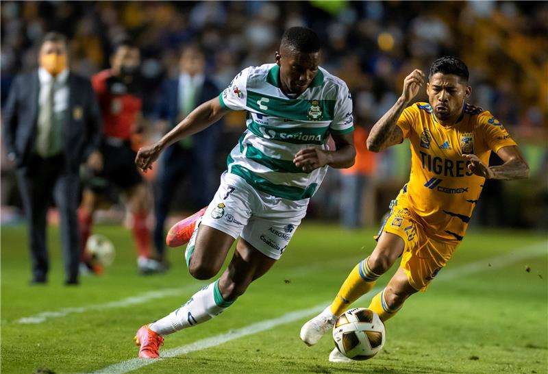 من لقاء تيجيريس وسانتوس