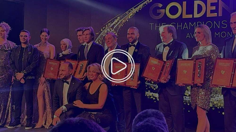 زوجة صلاح مع الجائزة