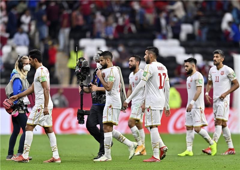 كميل الأسود مع لاعبي البحرين