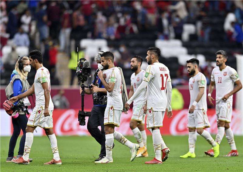 كميل الأسود مع لاعبي البحرين