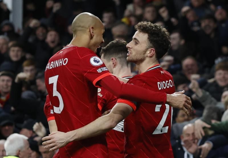 جوتا يحتفل بهدفه في مباراة إيفرتون