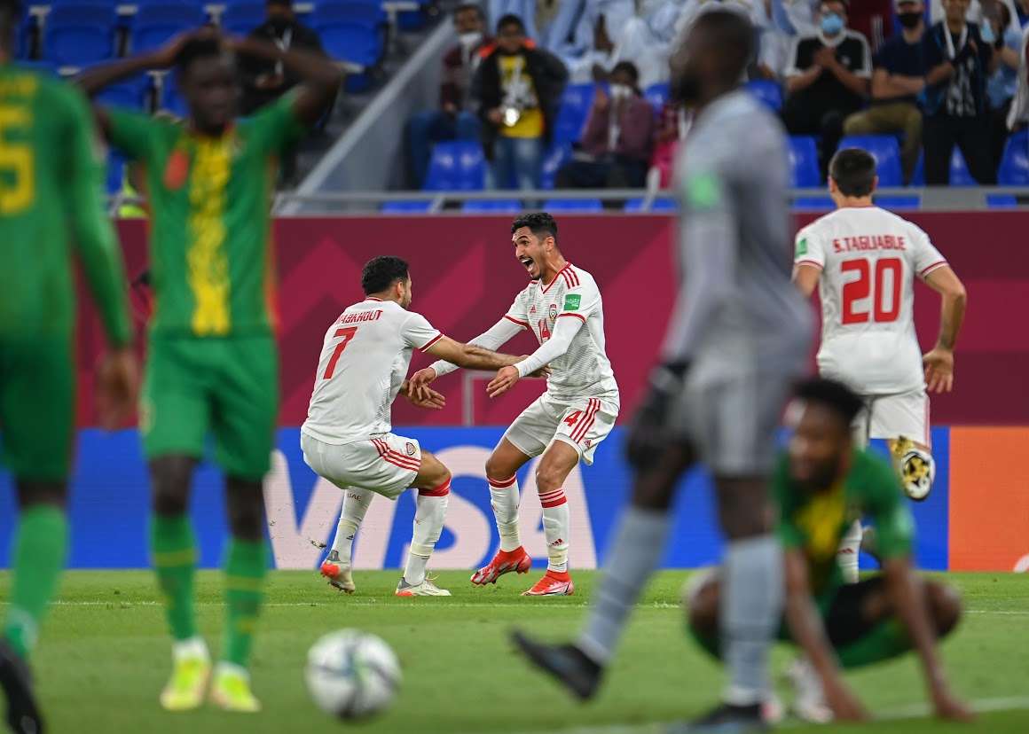 فرحة لاعبي الإمارات بالفوز