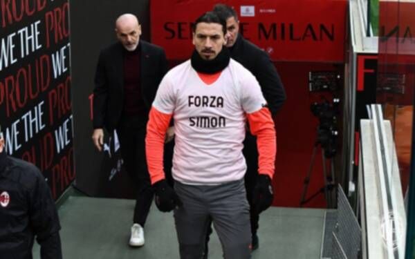 إبراهيموفيتش مرتديًا قميص دعم كايير