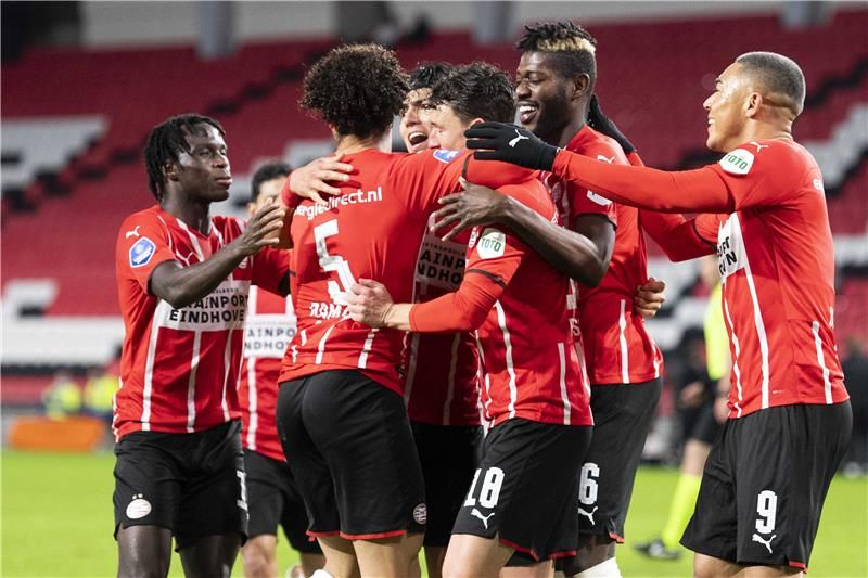 لاعبو آيندهوفن 