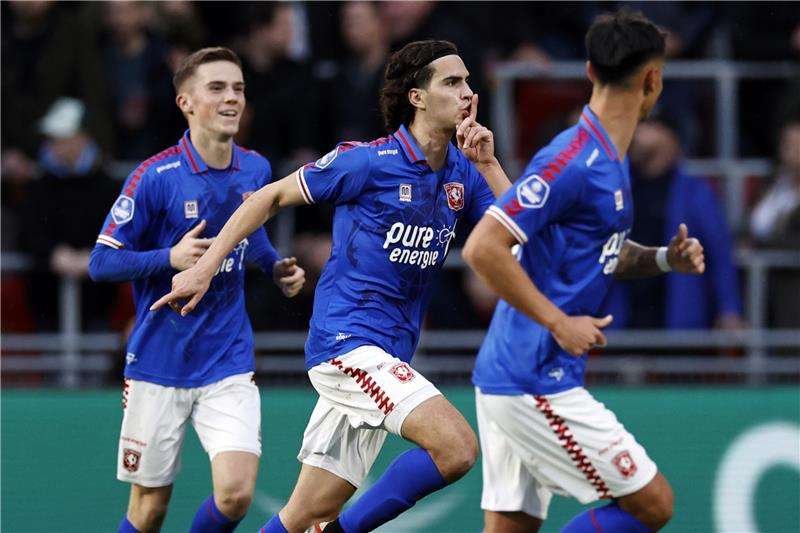 لاعبو تفينتي أنشخيدة 