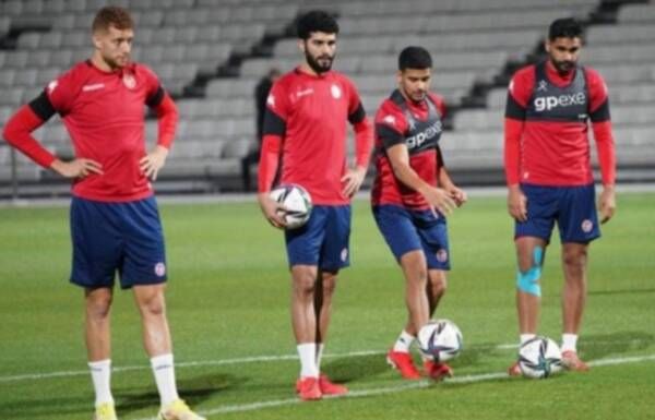 محمد دراجر مع لاعبي تونس في تدريبات اليوم 