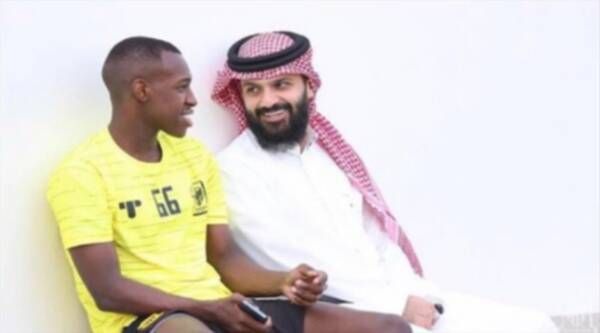 سعود عبدالحميد برفقة أنمار الحائلي رئيس الاتحاد