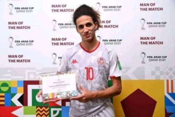 حنبعل المجبري مع جائزة أفضل لاعب