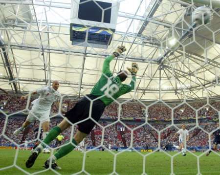 رأسية يان كولر التي جاء منها الهدف الأول للتشيك في مرمى الولايات المتحدة