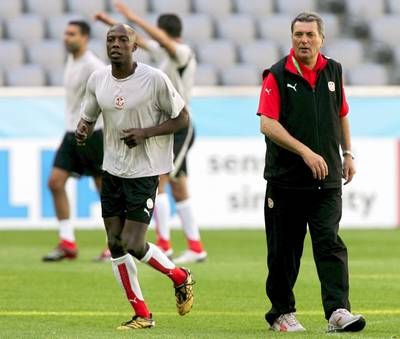 روجيه لو مير وحاتم الطرابلسي في الحصة التدريبية للمنتخب التونسي امس