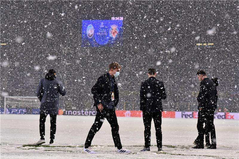 الثلوج تغطي ملعب "جيويس"