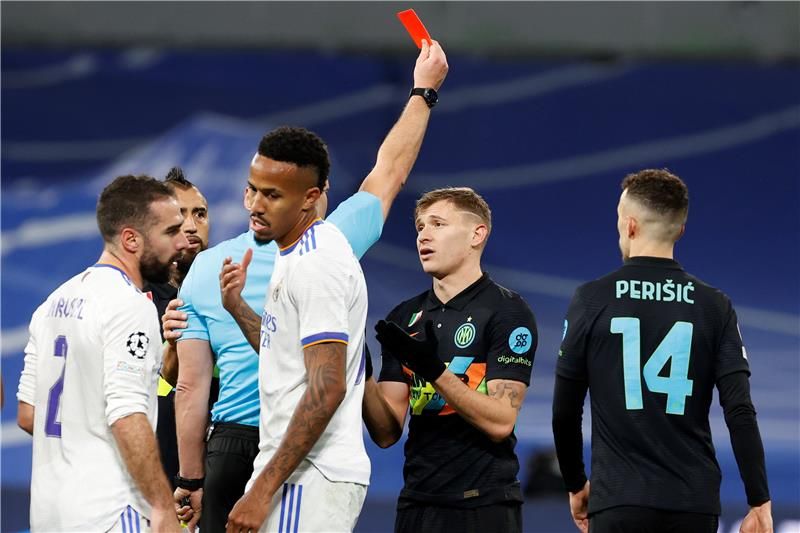 لحظة طرد باريلا